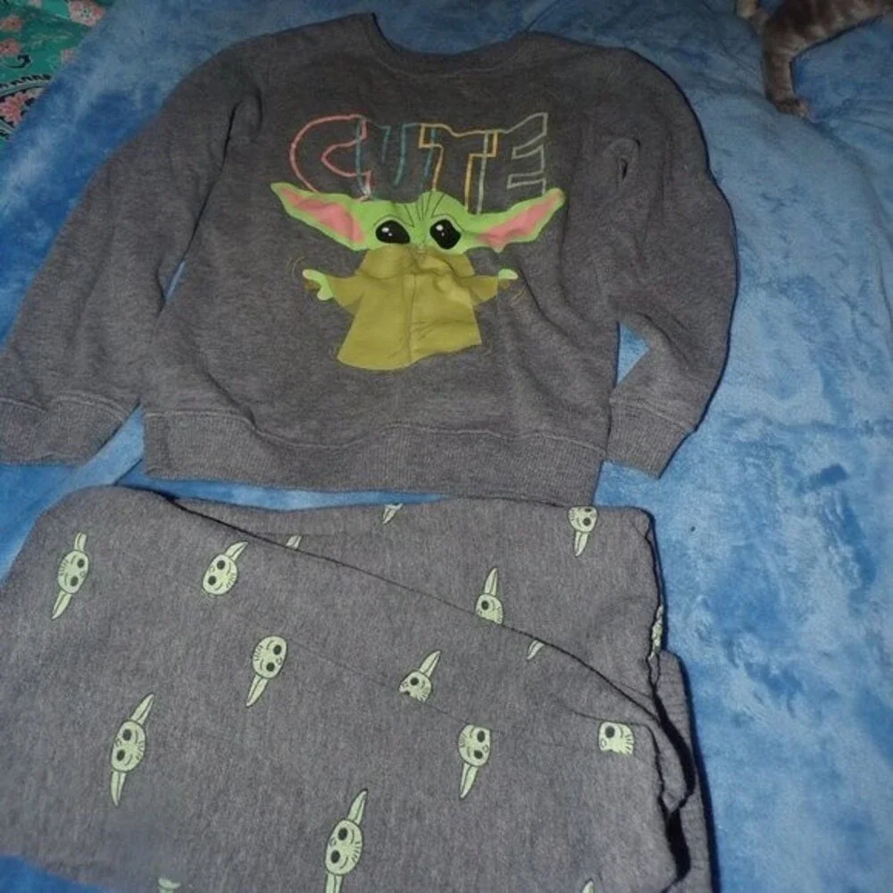 kids size 7/8 Star Wars Baby Yoda sweat suit set